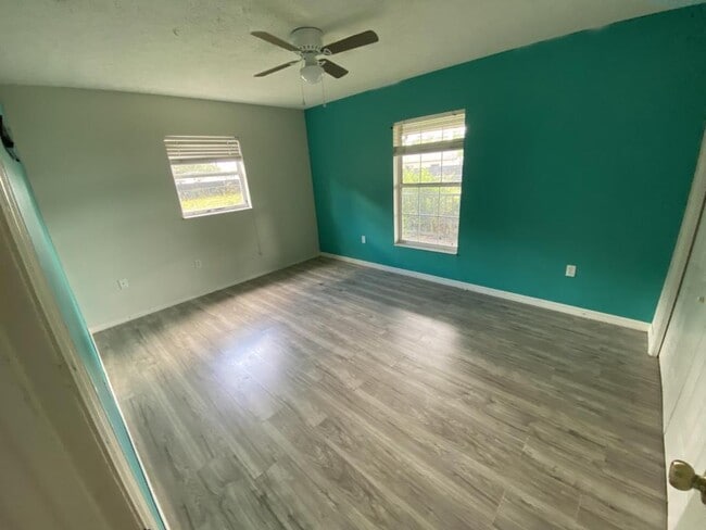 Building Photo - 1999 N Cloverdale Terrace