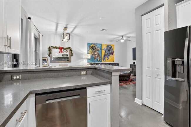 Building Photo - 12140 Village Pl