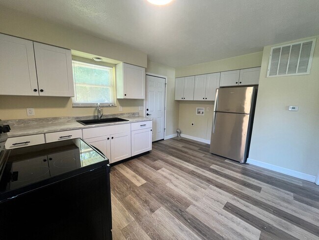 Building Photo - 307 Sunset Ln