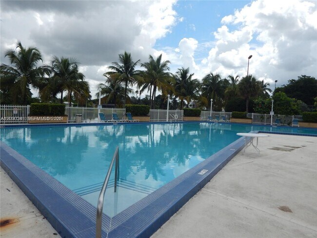 Building Photo - 14415 N Kendall Dr