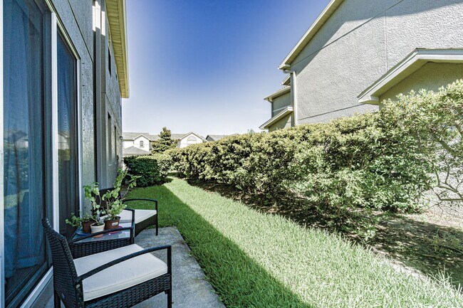 Building Photo - Elegant Venetian Bay Home