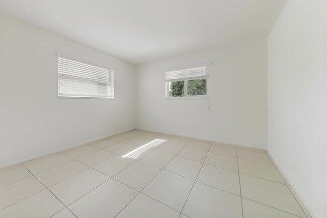 Building Photo - 1000 NE 9th Ave