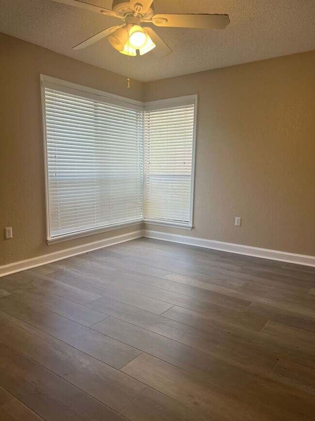 Building Photo - 2/2 first floor unit in Village Townhomes ...
