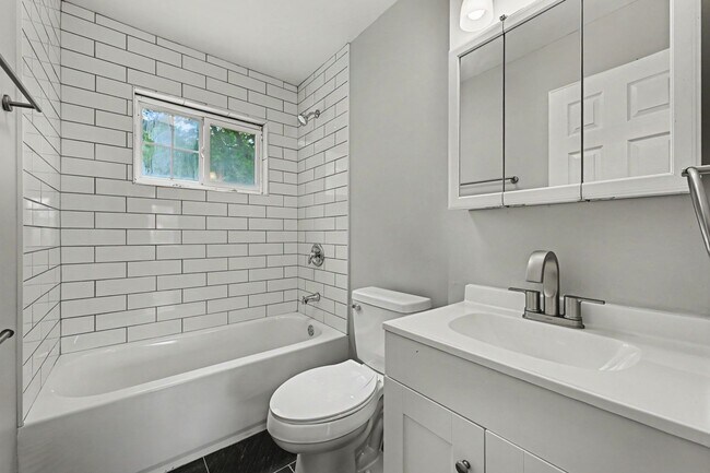 Building Photo - Renovated 3 Bed 2 Bath Home