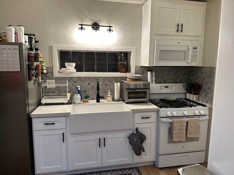 Building Photo - 9430 Lomita Dr