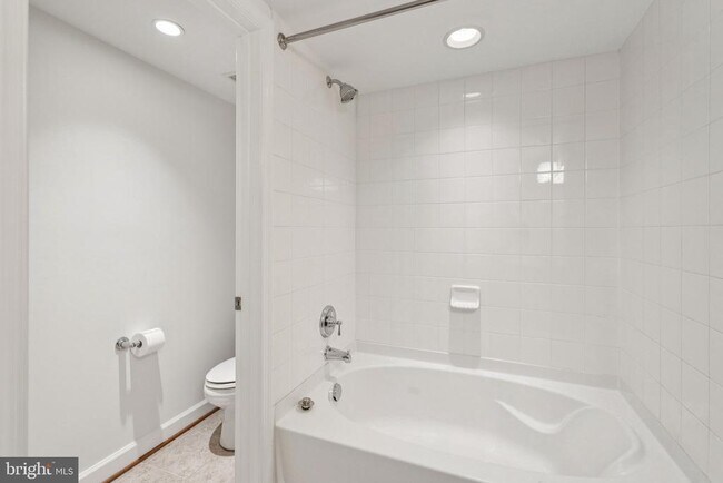 Building Photo - 4149 S Four Mile Run Dr