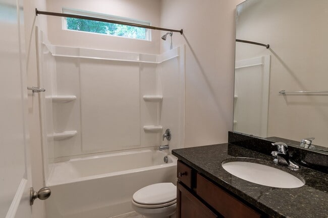 Building Photo - Modern Living in the Heart of Summerville!