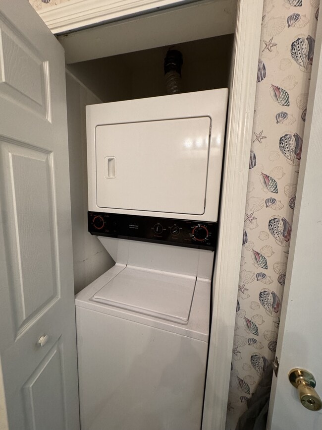 Building Photo - 556 White River Dr