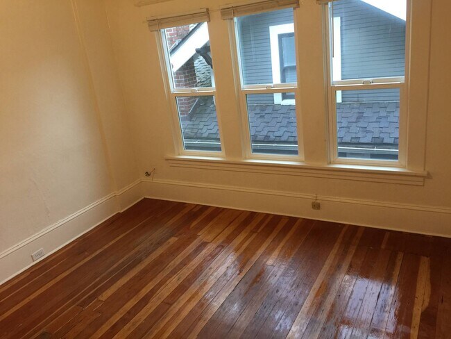 Building Photo - Very unique upper 1bed, great location! Ta...