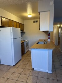 Building Photo - 920 San Pedro Dr SE