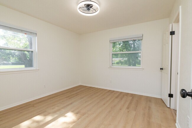 Building Photo - 2212 Ridge Ln