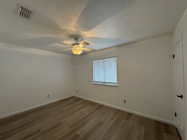 Building Photo - 2 Bedroom 1.5 bath Townhome - just RENOVATED