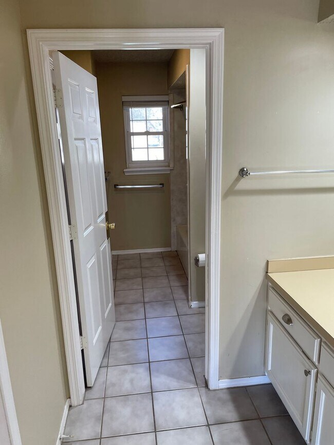 Building Photo - Darling 1 Bed, 1.5 Bath Townhouse with sma...