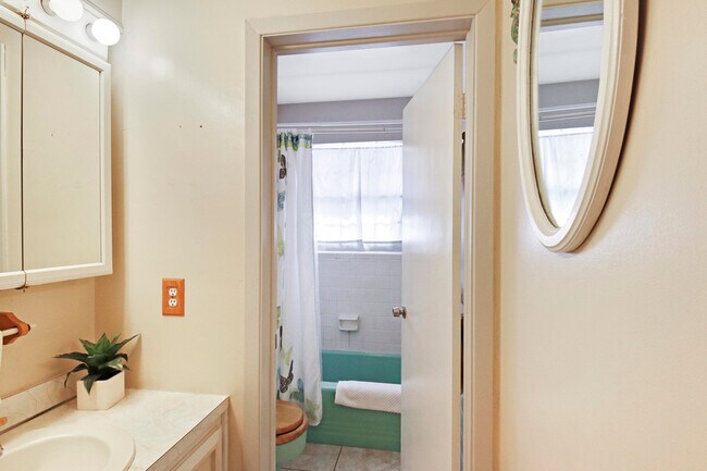 Building Photo - 136 Yacht Club Dr