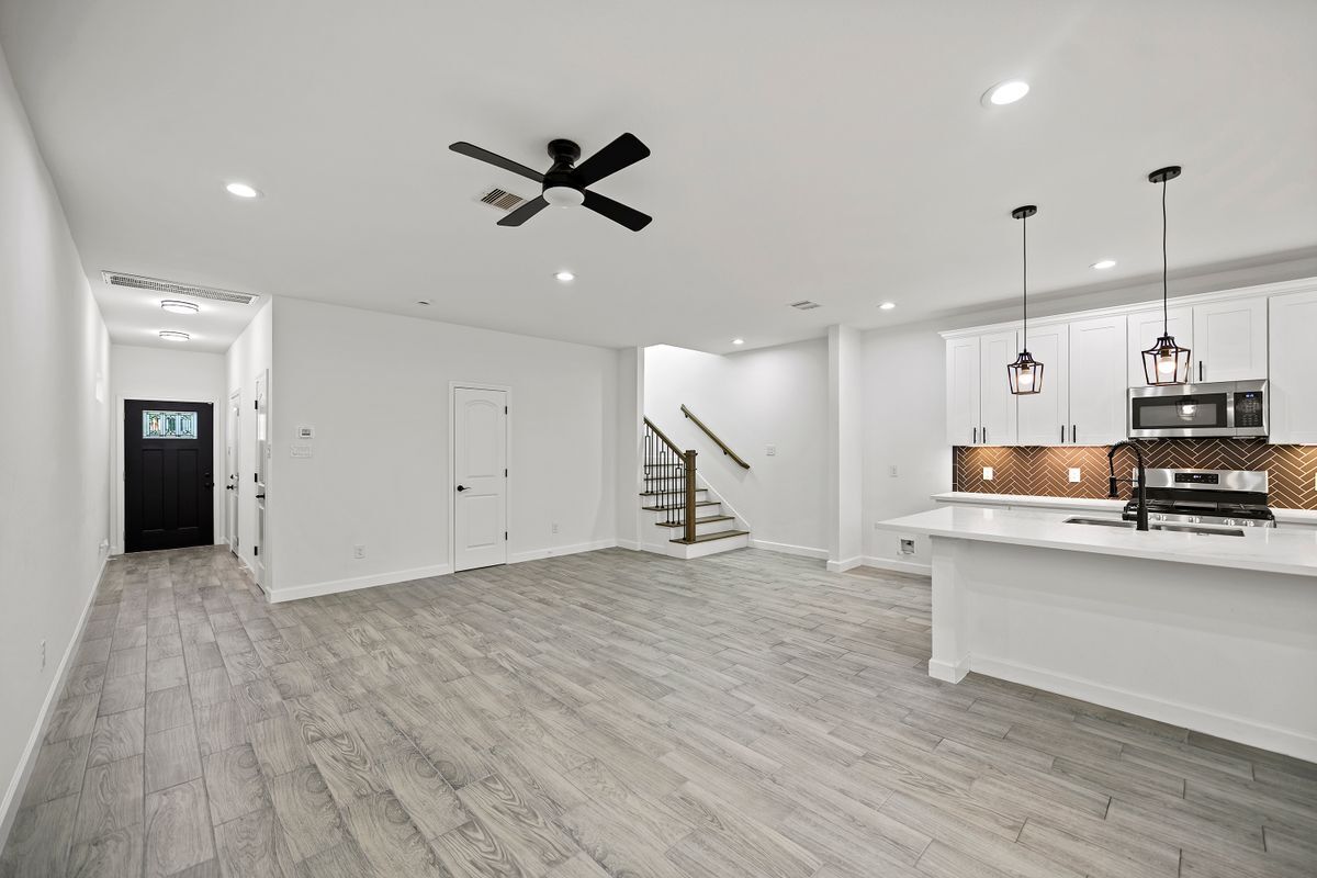 Building Photo - 1071 St Clair St