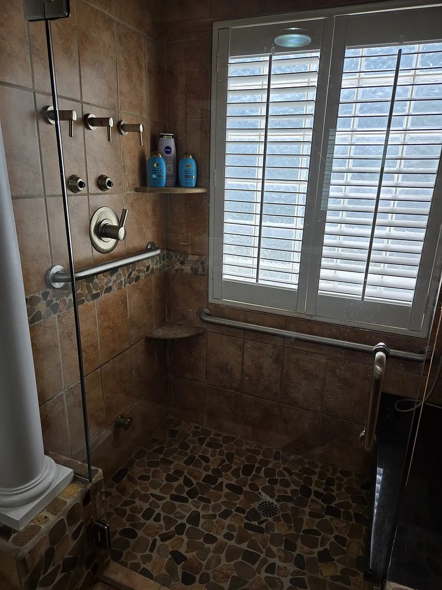 Master Bathroom - 322 Bubble Creek Ct
