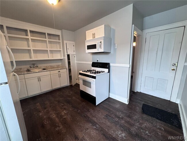 Building Photo - 856 Niagara St