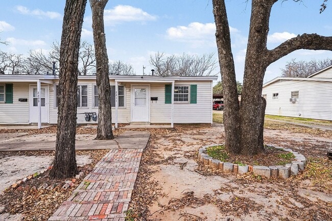 Building Photo - 2211 Barbell Ln