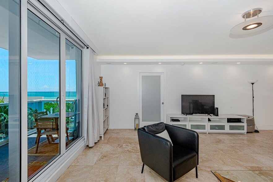 Building Photo - 2301 Collins Ave