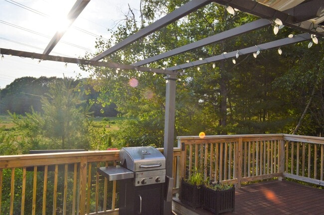 Building Photo - Spacious Four-Bedroom House in the Heart o...