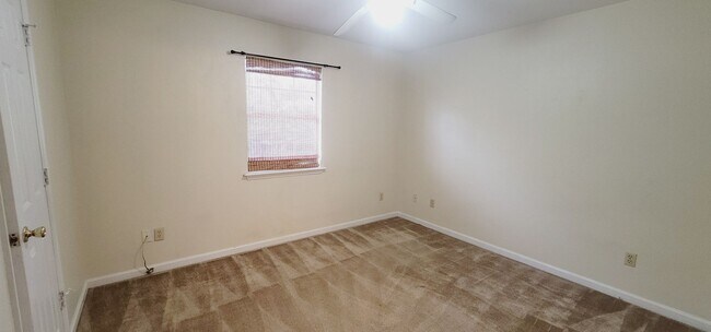 Building Photo - CLOSE TO CAMPUS 3/3 w/ Washer/Dryer, Lawn Maintenance Included, & More! $1950/month Avail startin...