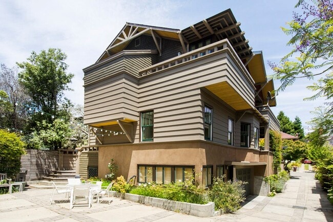 Building Photo - Balcony & Gas Fireplace: Sunny Apartment i...