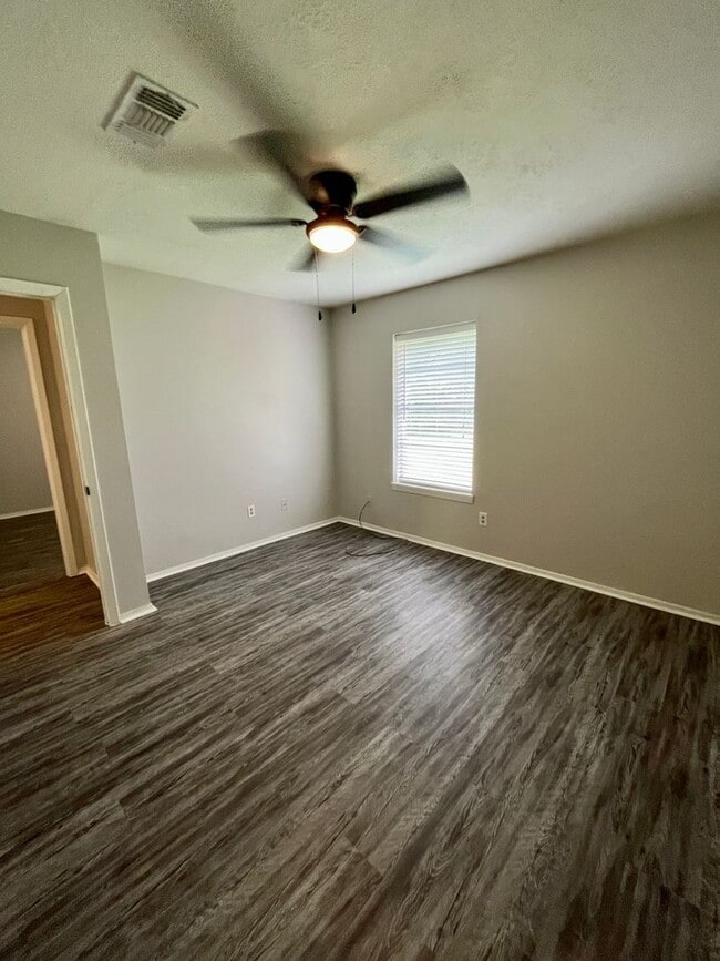 Building Photo - Cozy 2 bedroom 1 bath duplex with Large fenced yard