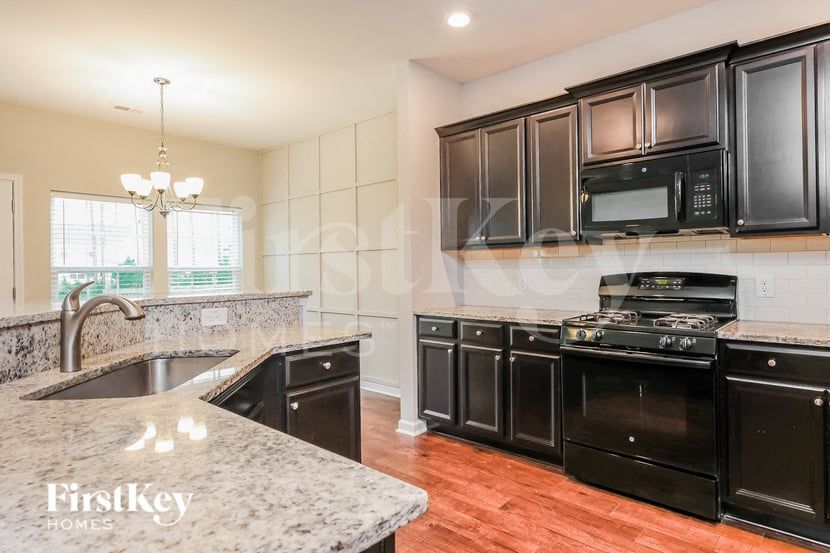 Building Photo - 732 Redbud Ln