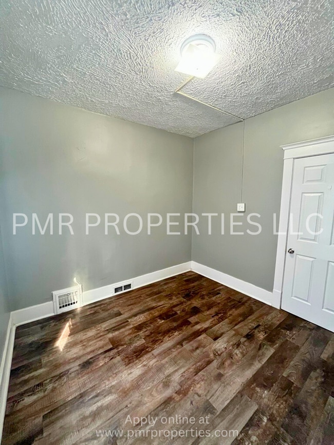 Building Photo - 3 Bedrooms/1 Bathroom House