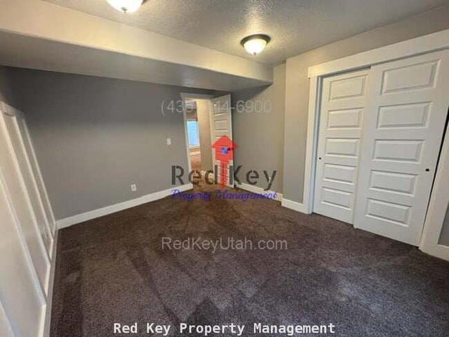 Building Photo - 176 Country Club Dr