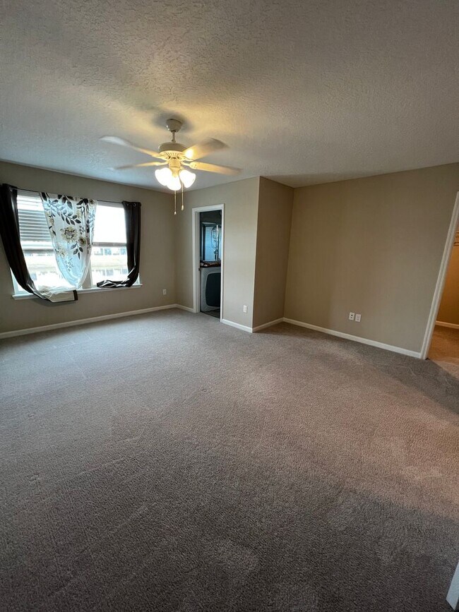 Building Photo - Beautiful 3 Bed 2.5 Bath Townhome with att...