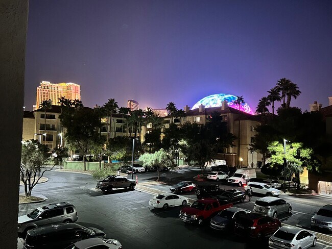 Building Photo - Remodeled 2 Bedroom Condo Just Off the Strip!