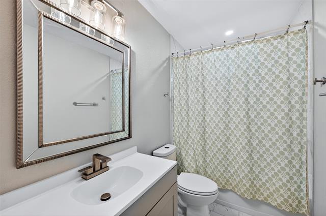 Building Photo - 604 E Summit St