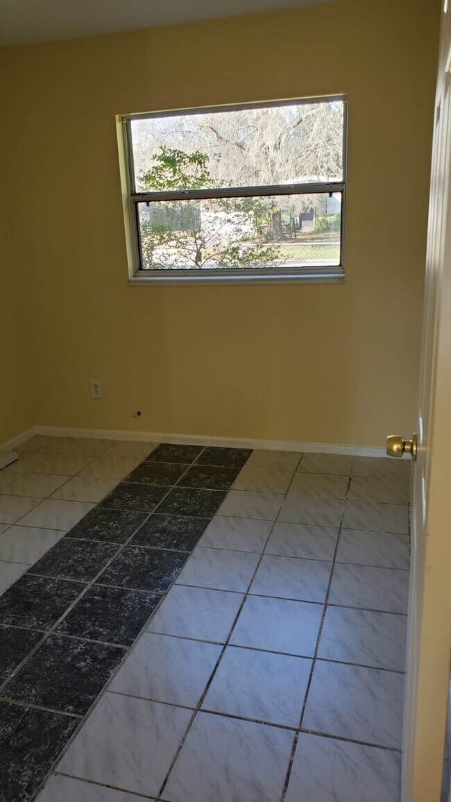 Building Photo - 2411 Nansen Ave