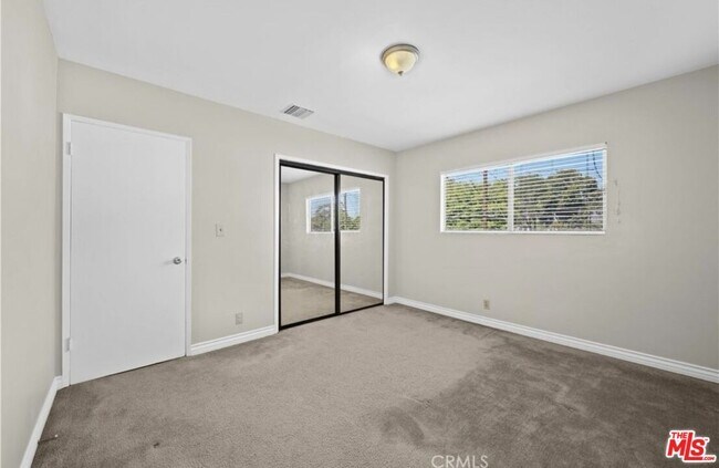 Building Photo - 848 N Valley St