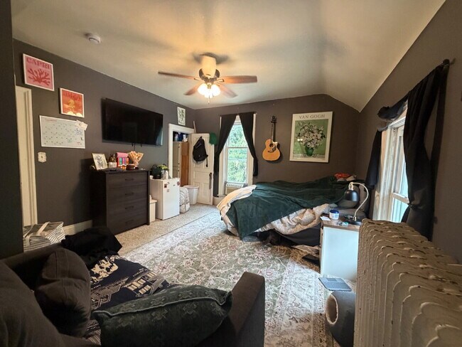 Building Photo - 3 bedroom 1 bath Apartment Available June 1st!! Massive bedrooms and a 5 minute walk to campus.