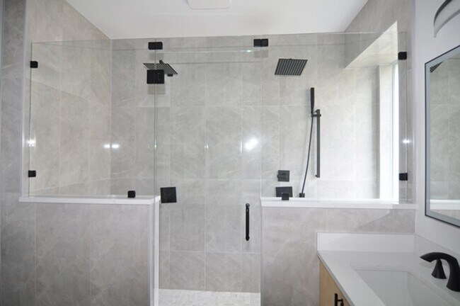 Building Photo - Stunning 4-2.5-2 with sparkling POOL in Gr...