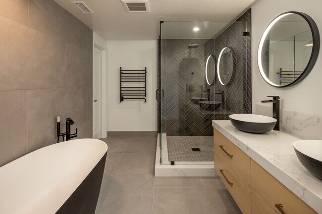 Building Photo - Gorgeous Fully Remodeled 5 Bedroom Home wi...