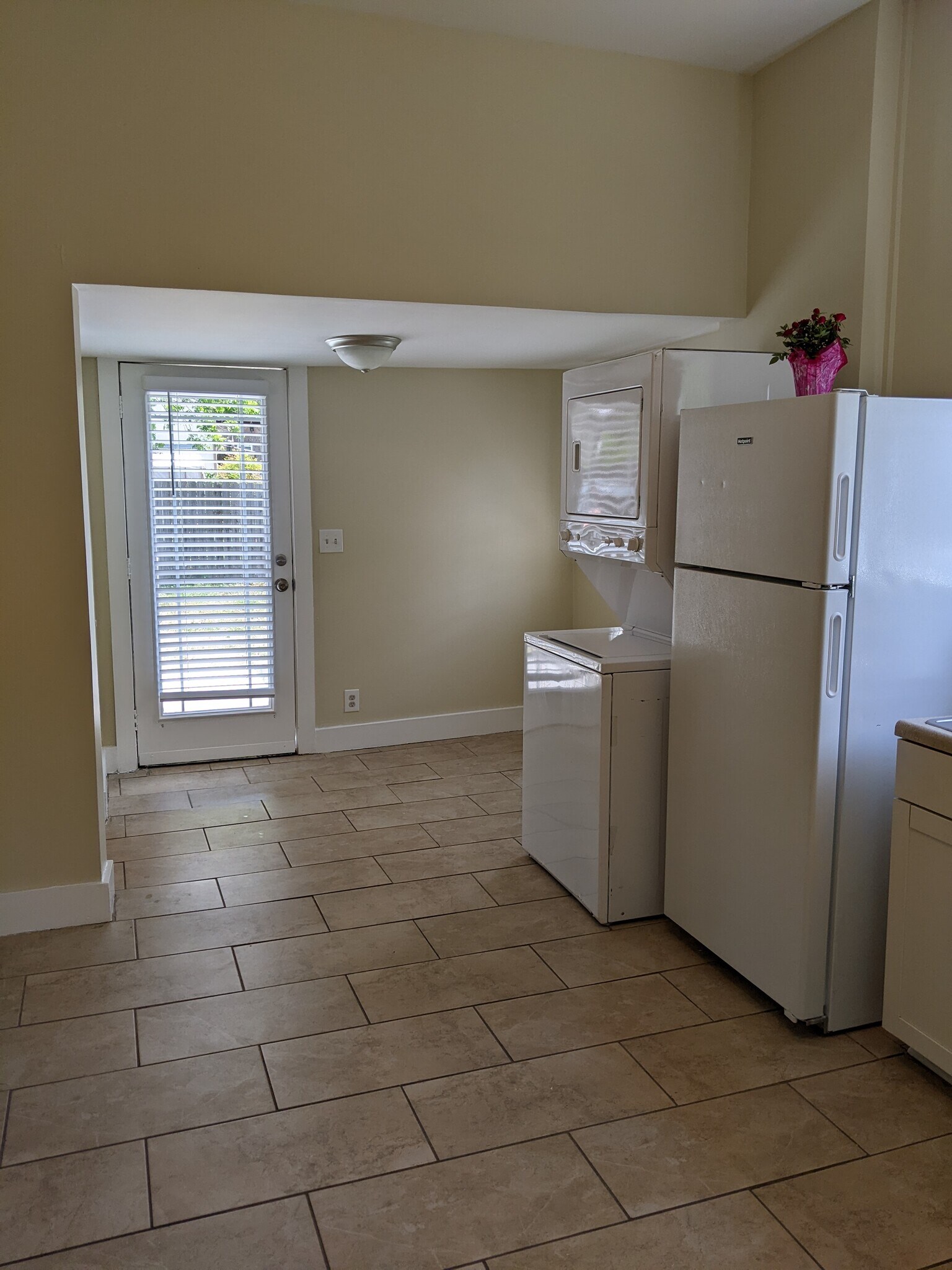 Tile main rooim with space for eat in, small workspace or tv area - 312 Bowen St
