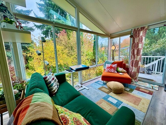 Building Photo - ***MOVE IN SPECIAL!!!*** Fully Furnished 4-bedroom, 2-bath home with Beautiful Backyard in Renton