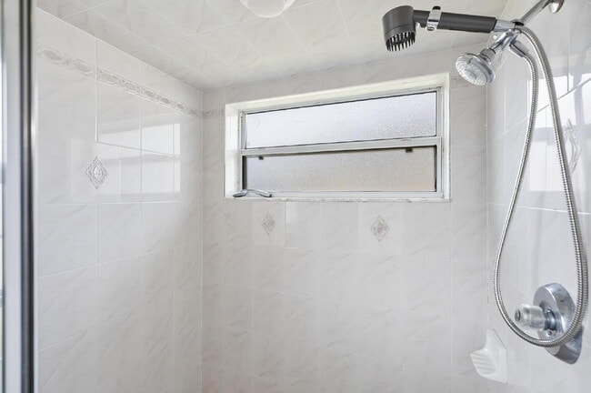 Building Photo - Palm Harbor Pool Home