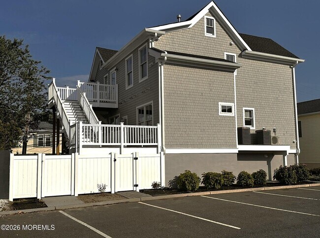 Building Photo - 66 Miller St