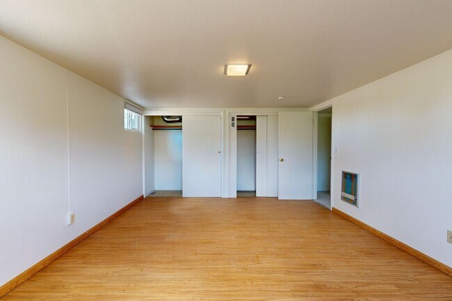 Building Photo - Farmhouse - Showings now Available