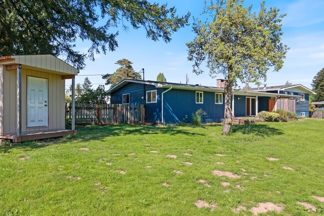 Building Photo - Room to roam! 3 bed, living, dining, den, ...