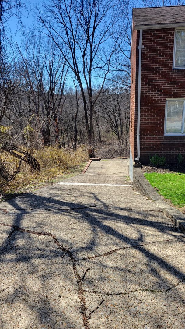 Building Photo - Spacious Three Bedroom Home