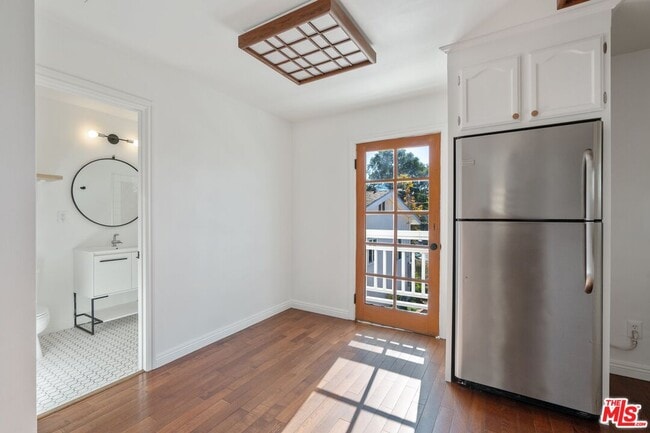 Building Photo - 4011 Sunset Dr