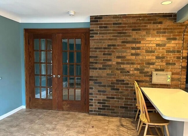 Building Photo - 613 E Lincoln Ave