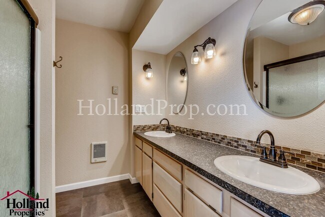 Building Photo - Espectacular Single Level 4 Bed Home in Hi...