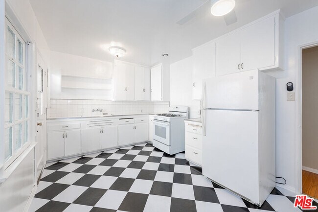 Building Photo - 121 N Sweetzer Ave