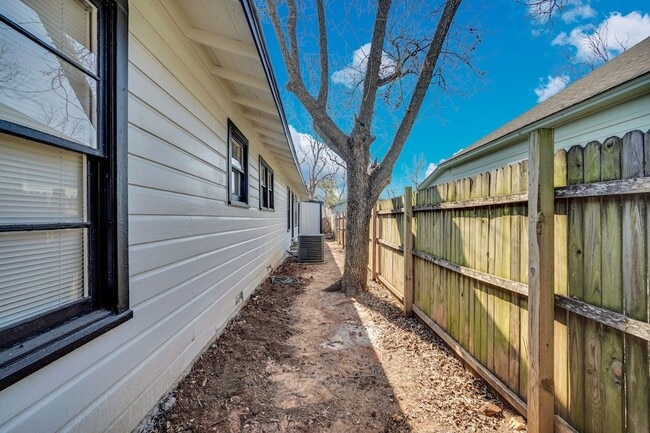 Building Photo - 413 Shaw St